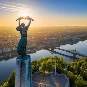 Kristal Gellert Hill Boedapest